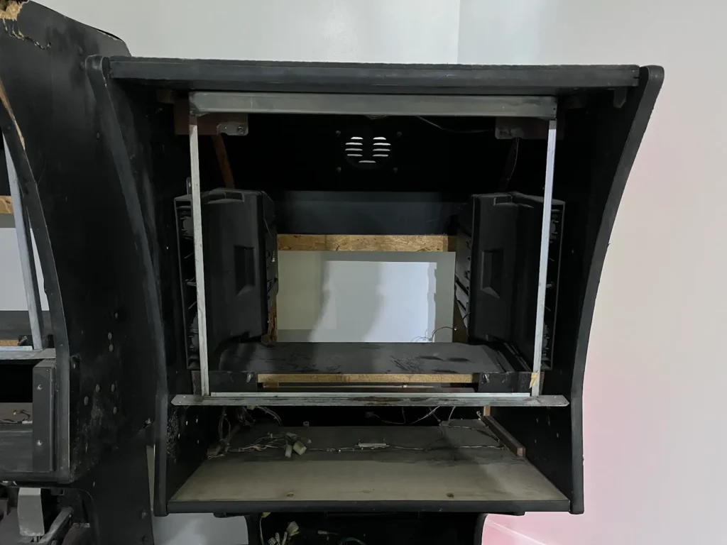 Daytona USA Cabinet 2 didn't have the monitor nor the steering control panel. It needed to be a full rebuild.